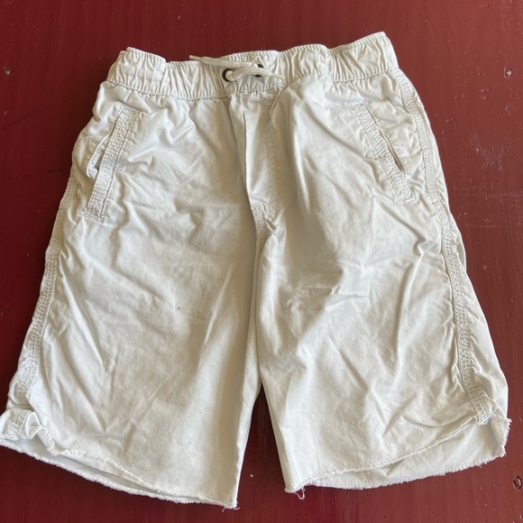 OshKosh B’gosh White Shorts - Picture 1 of 1